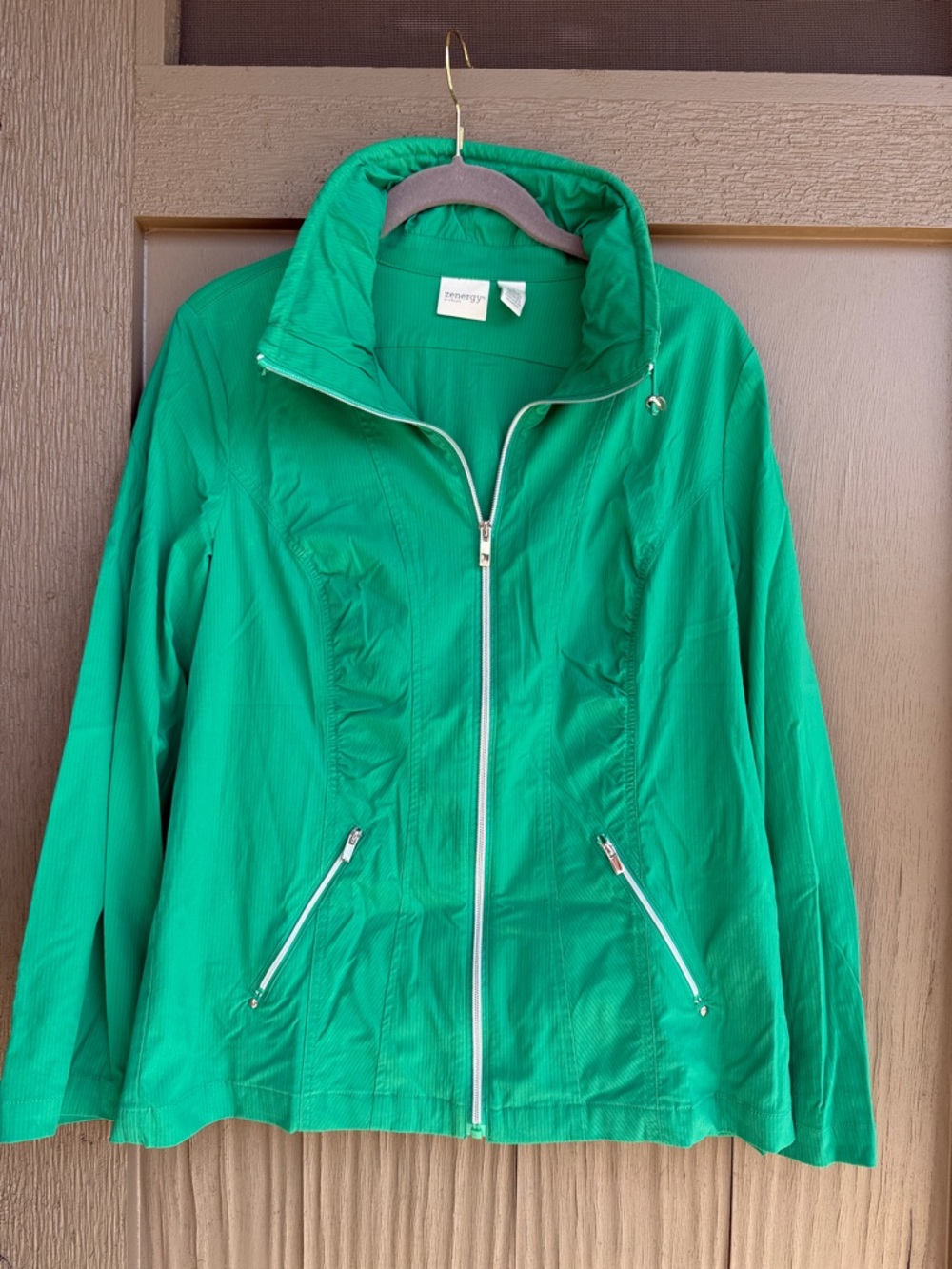Windbreaker ZENERGY by Chicos KELLY Green Women’s Jacket. White zipper detail